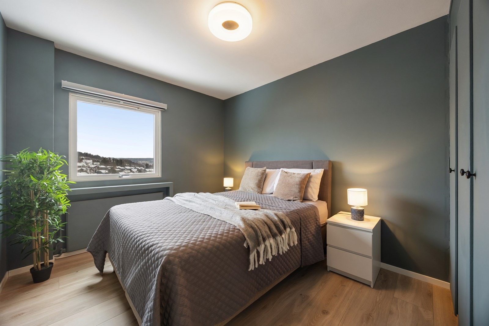 Leiligheten byr på to soverom av god størrelse. Hovedsoverommet har plass til stor dobbeltseng og tilhørende møblement. Galleribilde