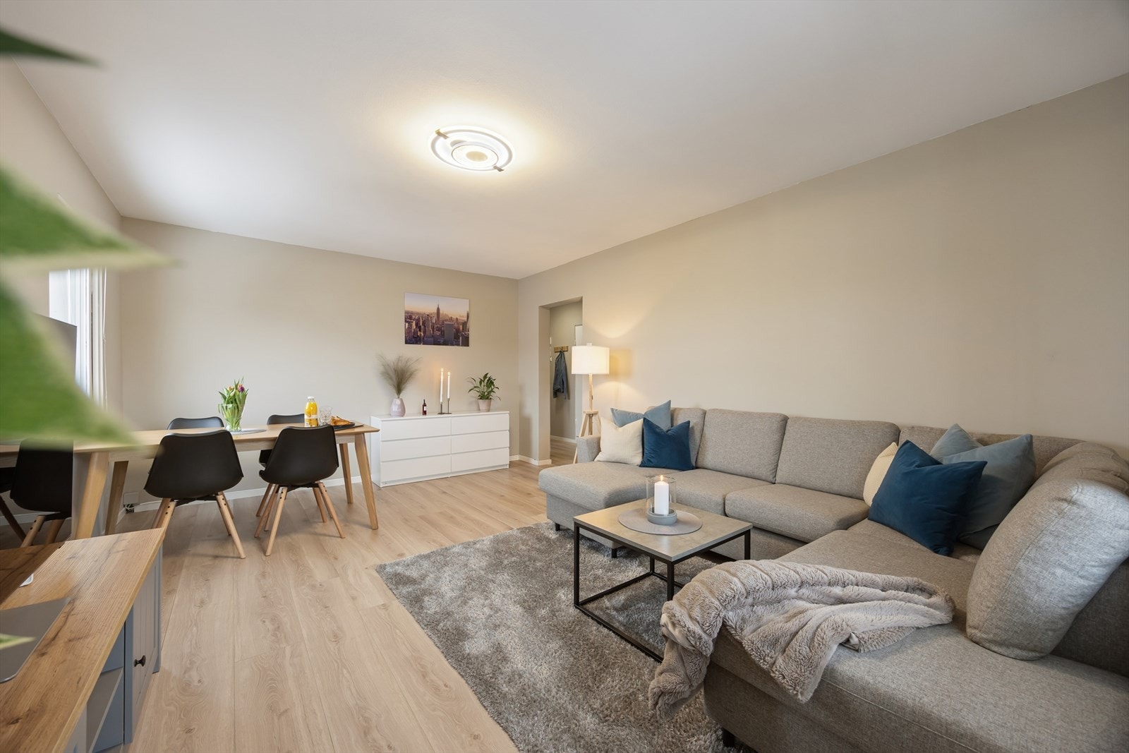 Her er det god plass til stor sofa, tv-seksjon og det du ellers måtte ønske. Galleribilde