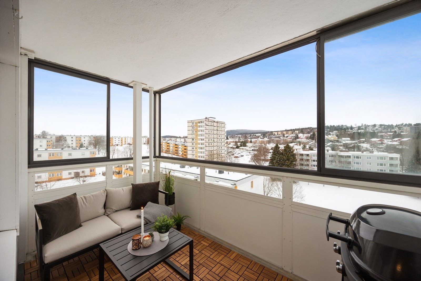 Dette er en pen og arealeffektiv 3-roms hjørneleilighet på Kalbakken, med fantastisk utsikt fra 7. etasje. Galleribilde