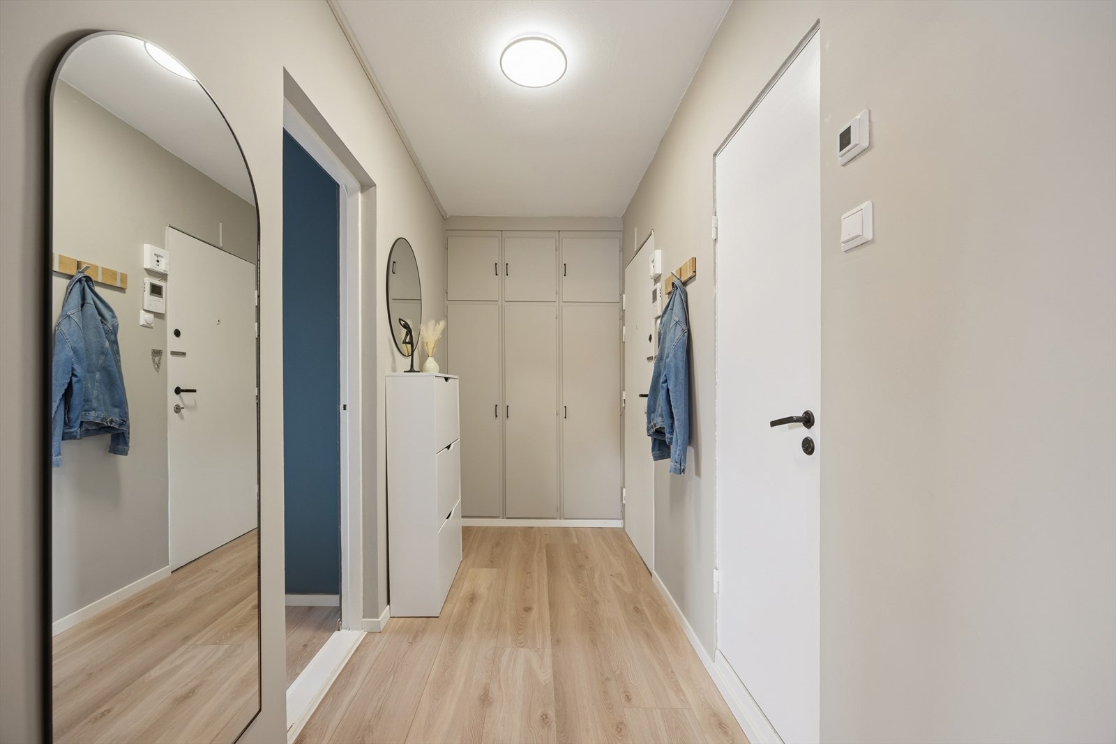 Det er god lagringsplass i plassbygde garderobeskap. Galleribilde