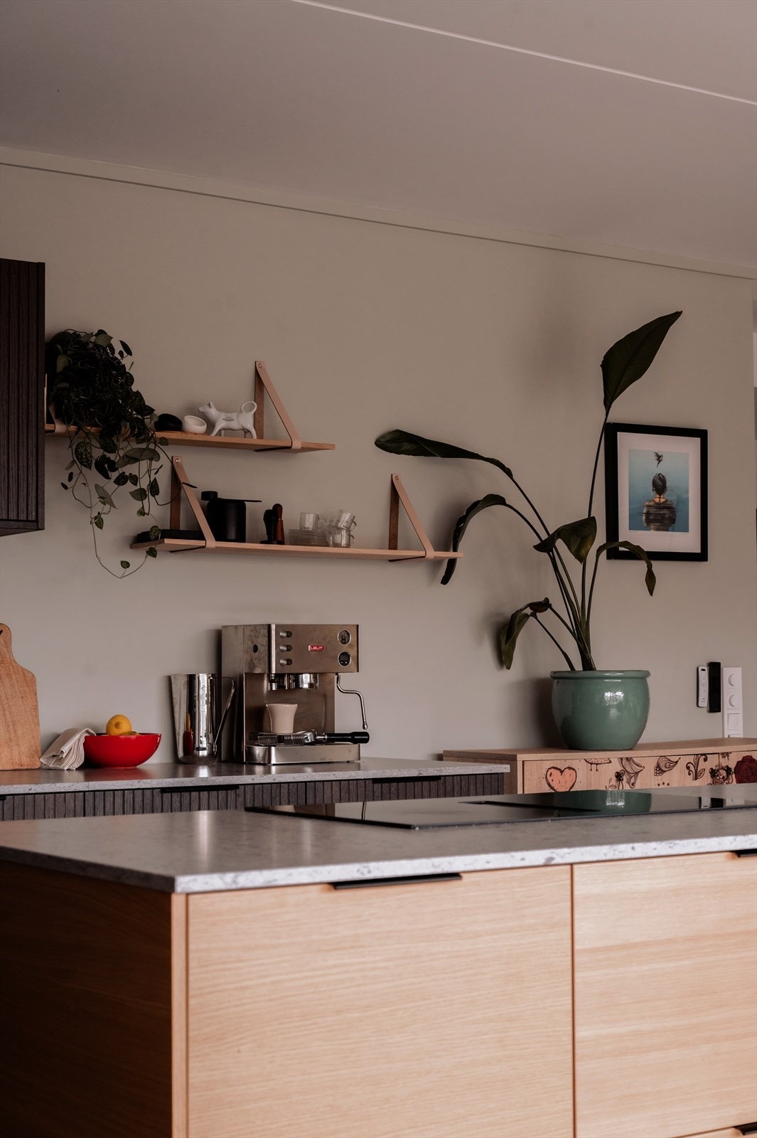 Kjøkkeninnredningen har elegante, profilerte fronter og lekre benkeplater i stein med underlimt vaskekum. Galleribilde