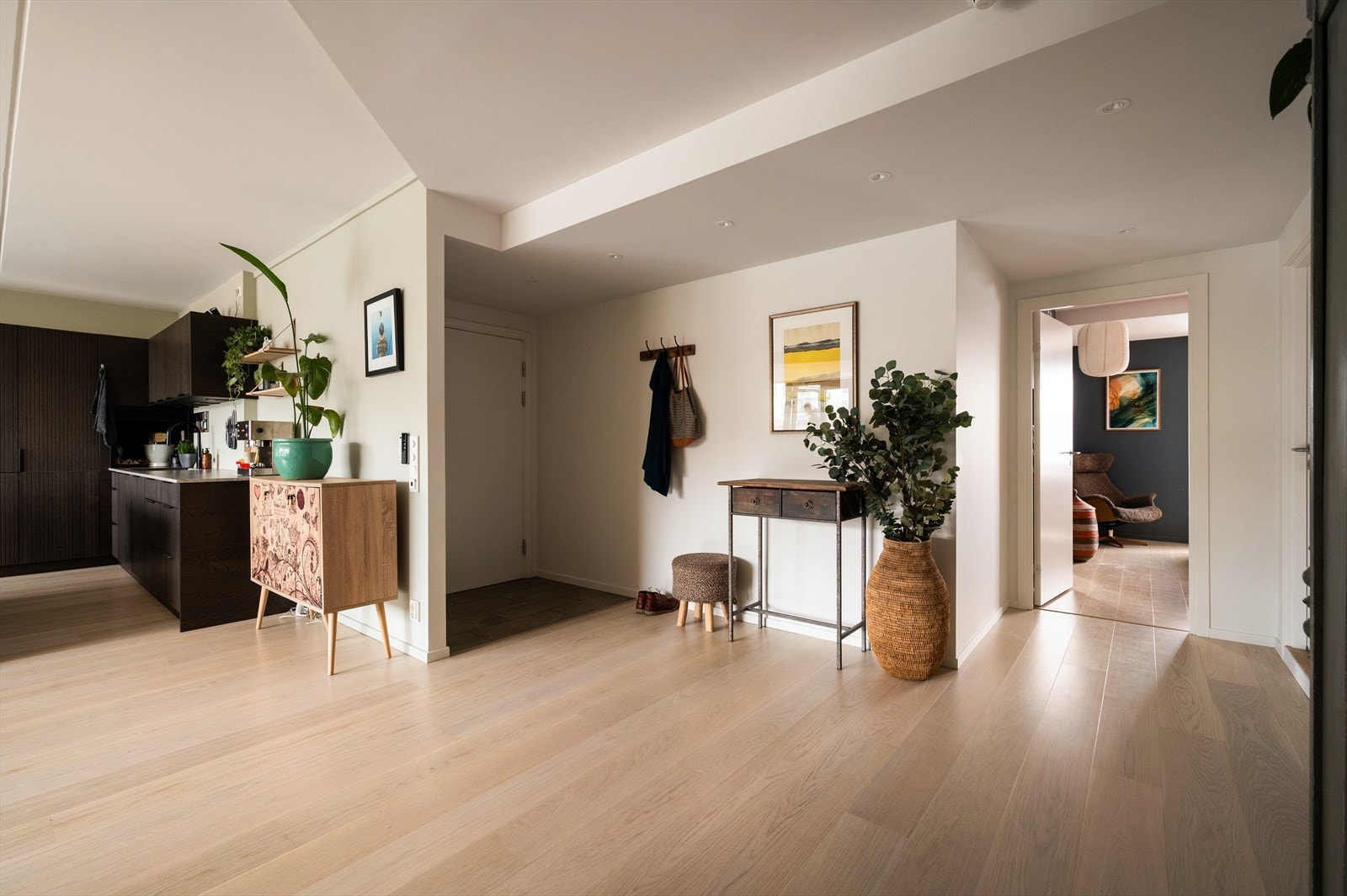 Det ble i 2024 revet en vegg mellom gang og stue-/ kjøkken for å lage en mer åpen løsning. Galleribilde