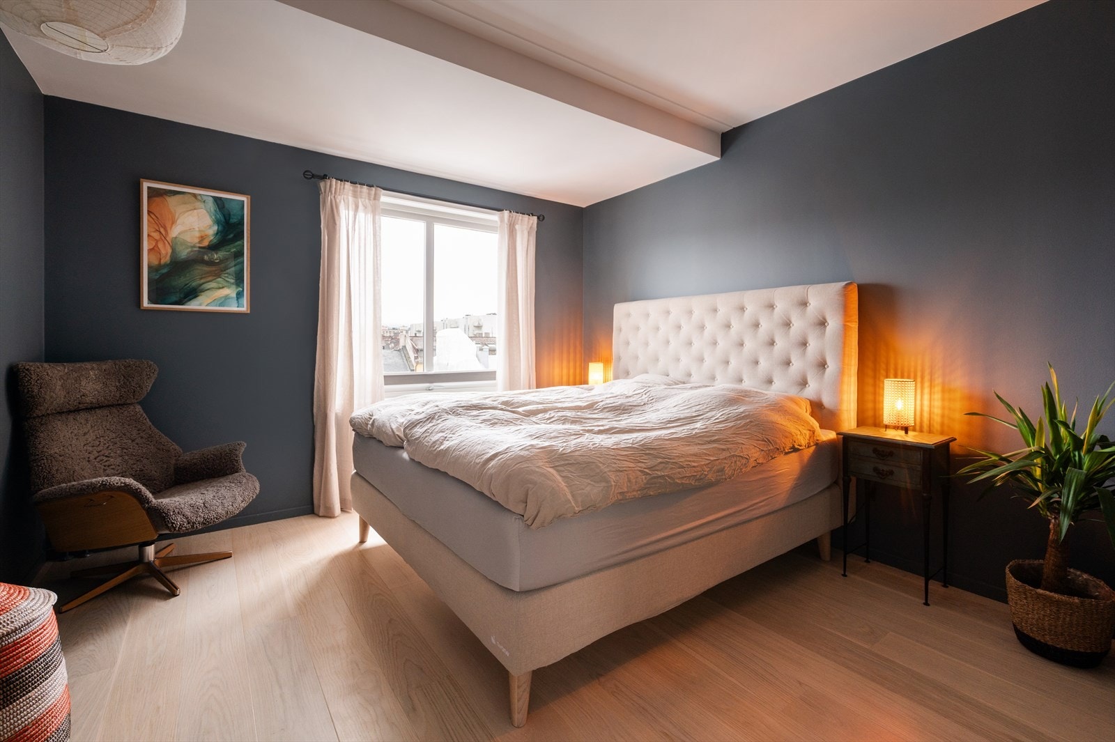 Hovedsoverommet er av god størrelse med plass til dobbeltseng, nattbord og kommode. Galleribilde