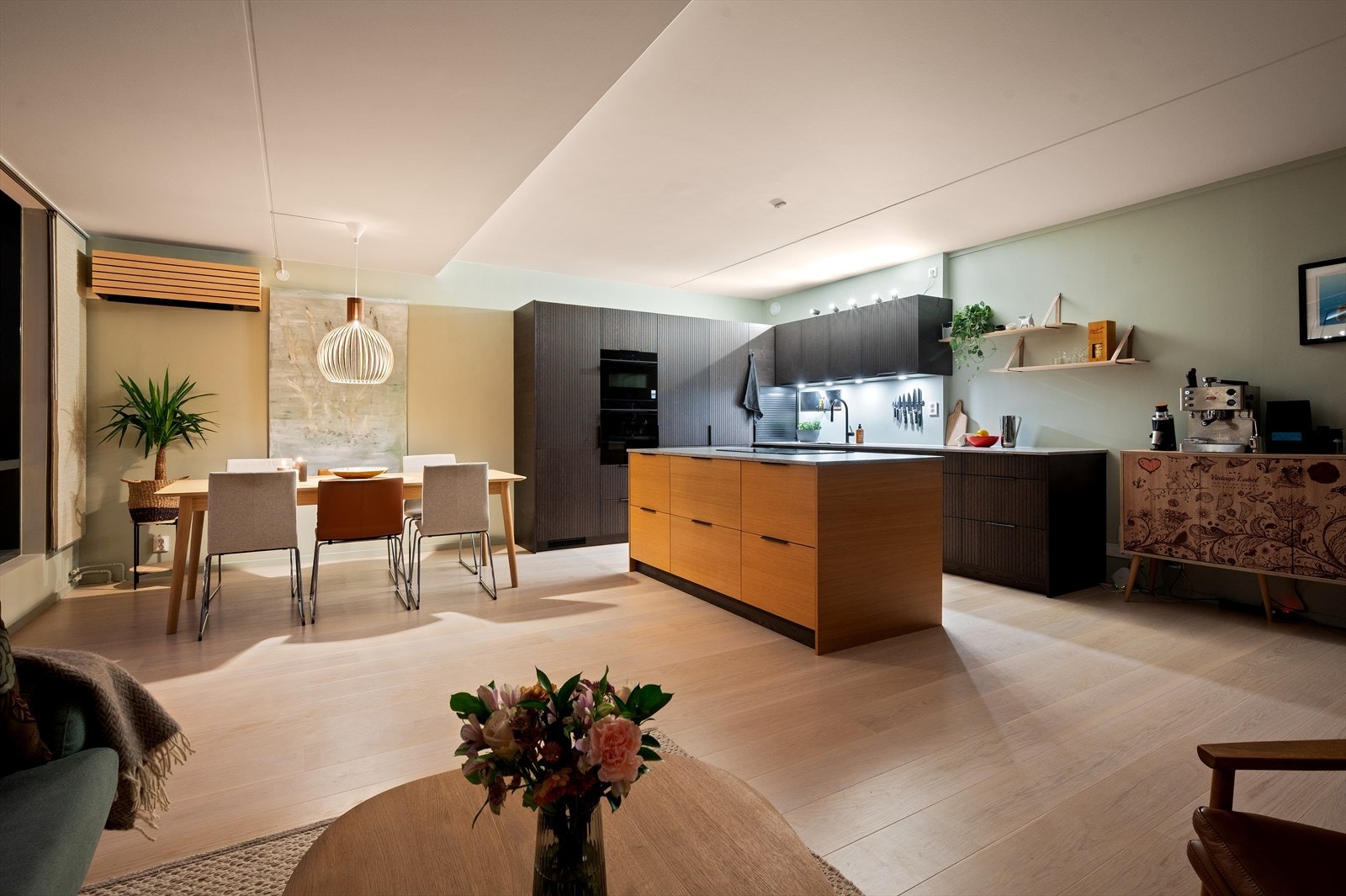 Stue og kjøkken ligger i åpen løsning og bidrar til en luftig og svært sosial planløsning. Galleribilde