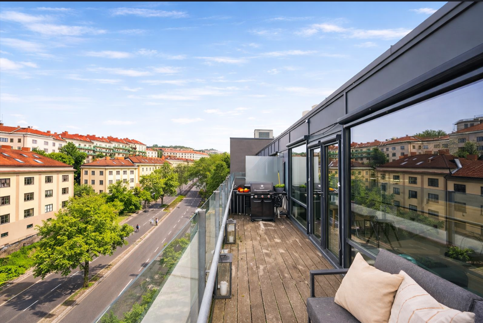 Sommerbilde fra terrassen (Bilde er KI generert) Galleribilde