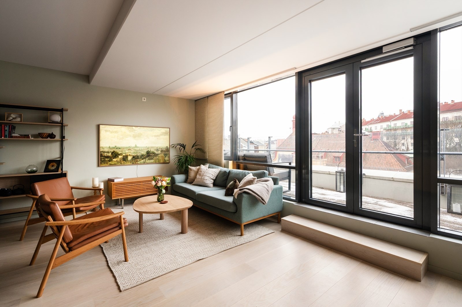 Stuen tilbyr gode møbleringsmuligheter med plass til både sofaseksjon, kommode og annet ønskelig møblement. Galleribilde