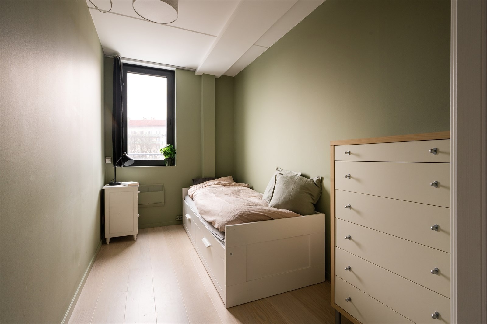 Soverom to med plass til seng, nattbord og kommode / garderobeskap. Galleribilde