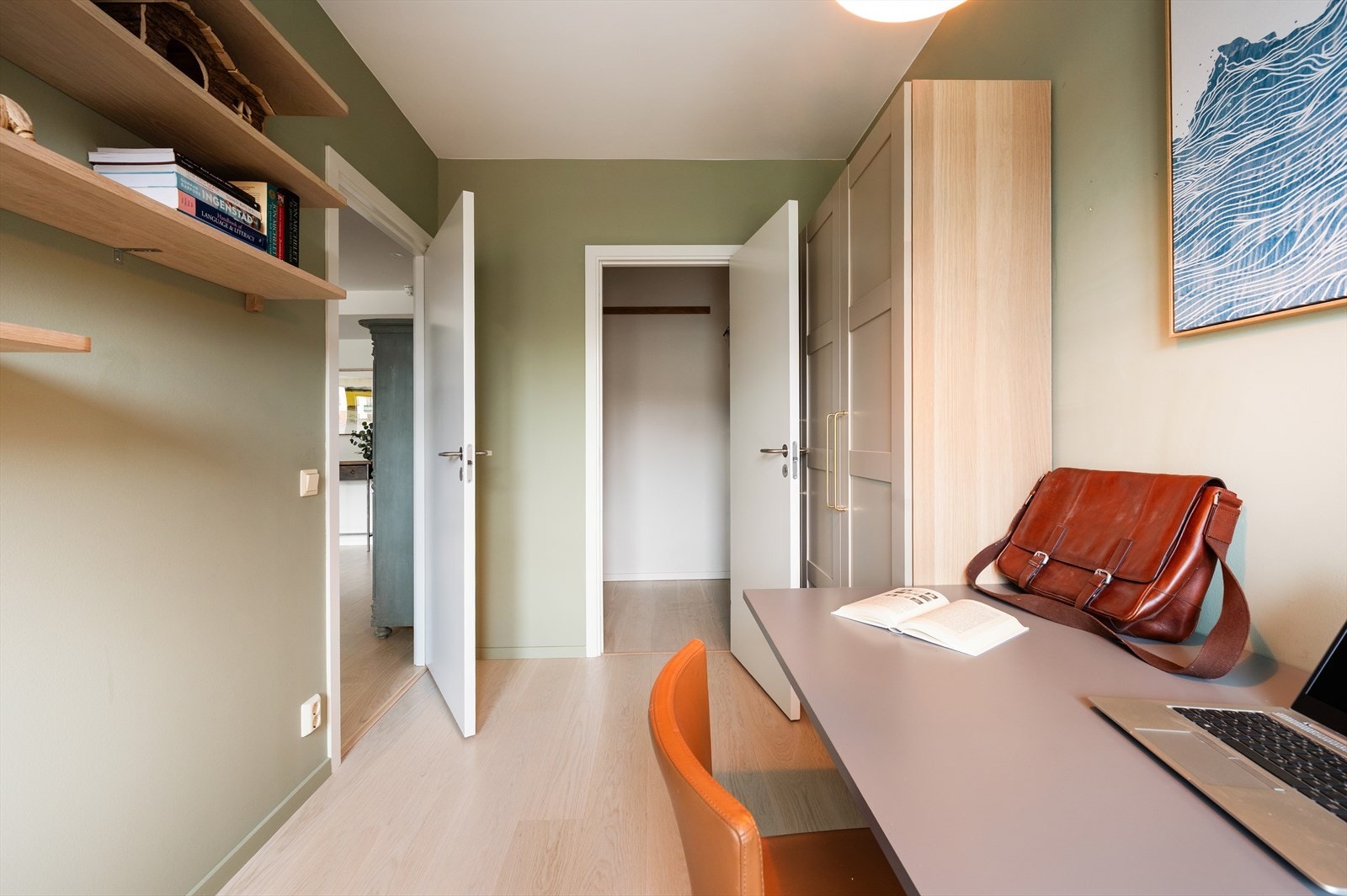 Rommet har direkte adkomst til en intern bod. Galleribilde