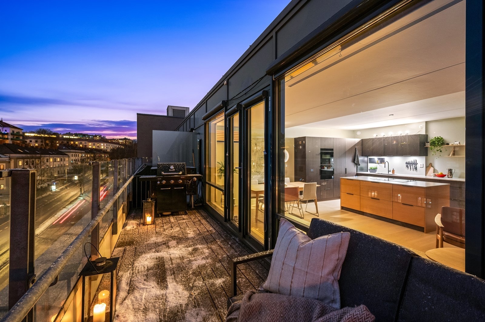 Balkongen fungerer som en naturlig forlengelse av oppholdsrommet i sommerhalvåret, og har god plass til sittegruppe, grill og hyggelig beplantning. Galleribilde