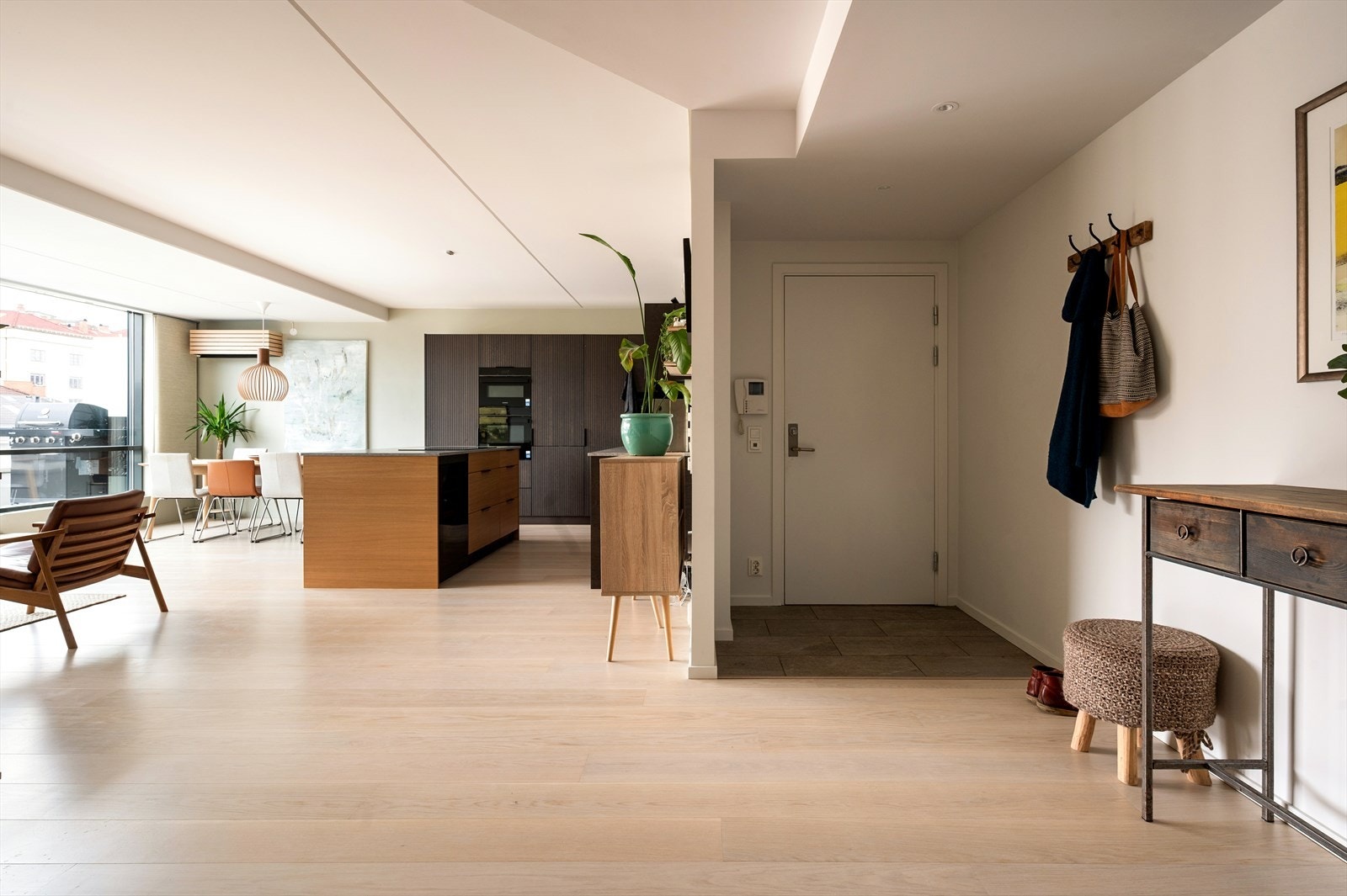 En lys og innbydende entré med god plass til oppheng av yttertøy og oppbevaring av sko. Galleribilde