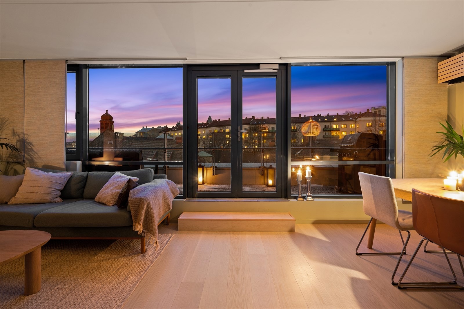 Leiligheten byr på en åpen og svært romslig planløsning med et stilrent kjøkken fra Kvik (nytt i 2024), gode møbleringsmuligheter og store vindusflater som gir rikelig med naturlig lys. Galleribilde