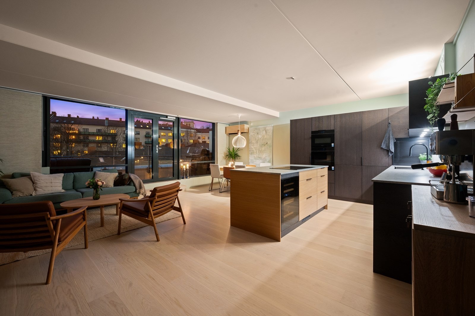 Her får du en fantastisk 4-roms toppleilighet med heisadkomst og flotte utsiktsforhold. Galleribilde