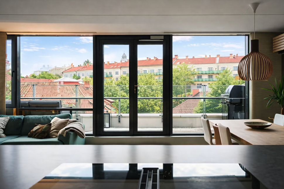 Sommerbilde fra stue (Bilde er KI generert) Galleribilde