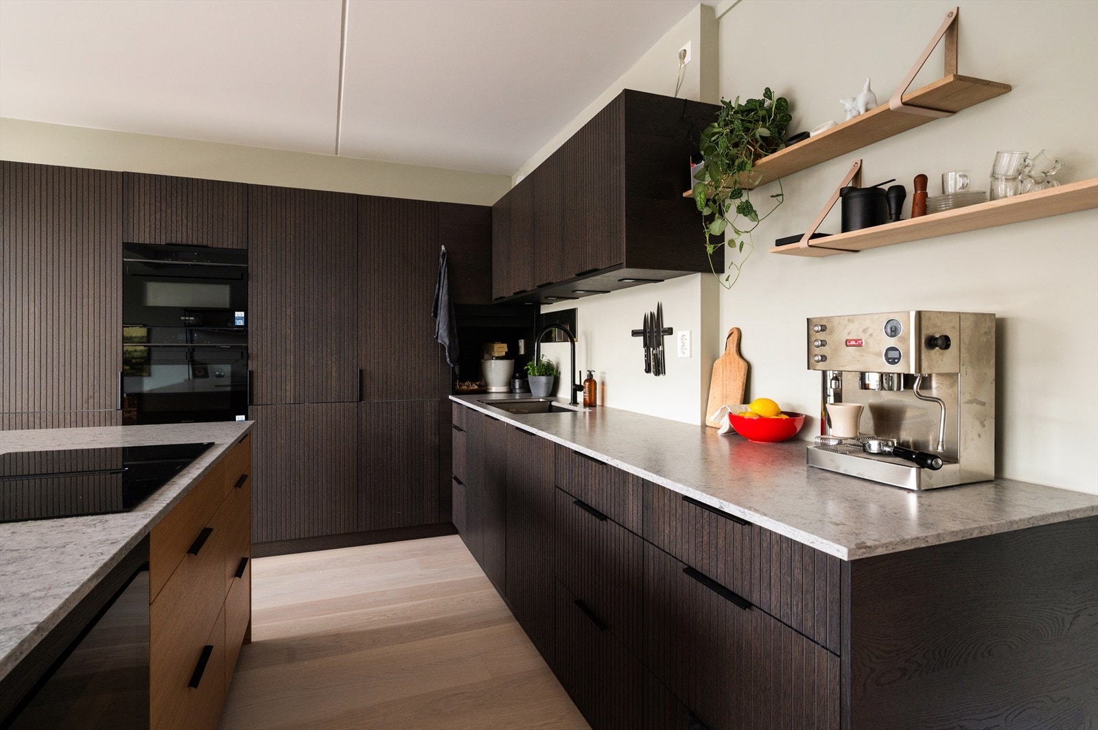 Videre er kjøkkenet utstyrt med høyskap med integrert kjøleskap, stekeovn samt kombinert stekeovn og mikrobølgeovn. Galleribilde