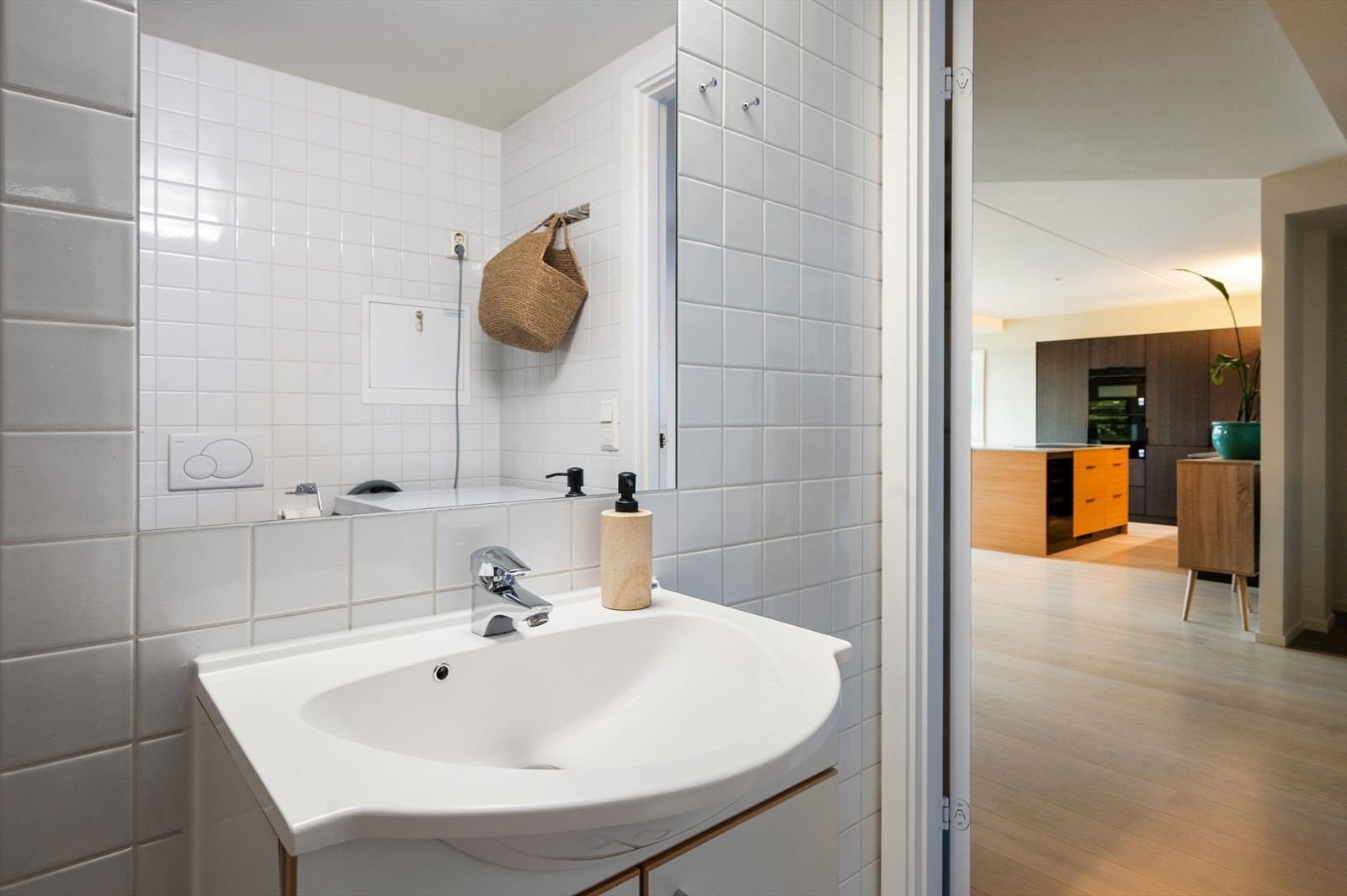 Mekanisk avtrekk. Himling med malte plater, flislagte vegger og flislagt gulv med elektrisk gulvvarme. Galleribilde