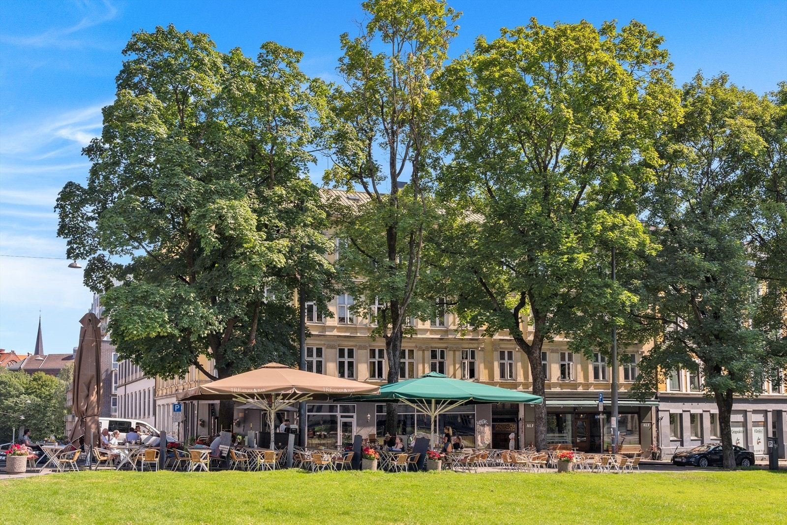 Aleksander Kiellands plass er et solrikt samlingssted på sommerstid. Her finner man Colonel Mustard, Los Tacos og nabolagsbaren Alf. Galleribilde