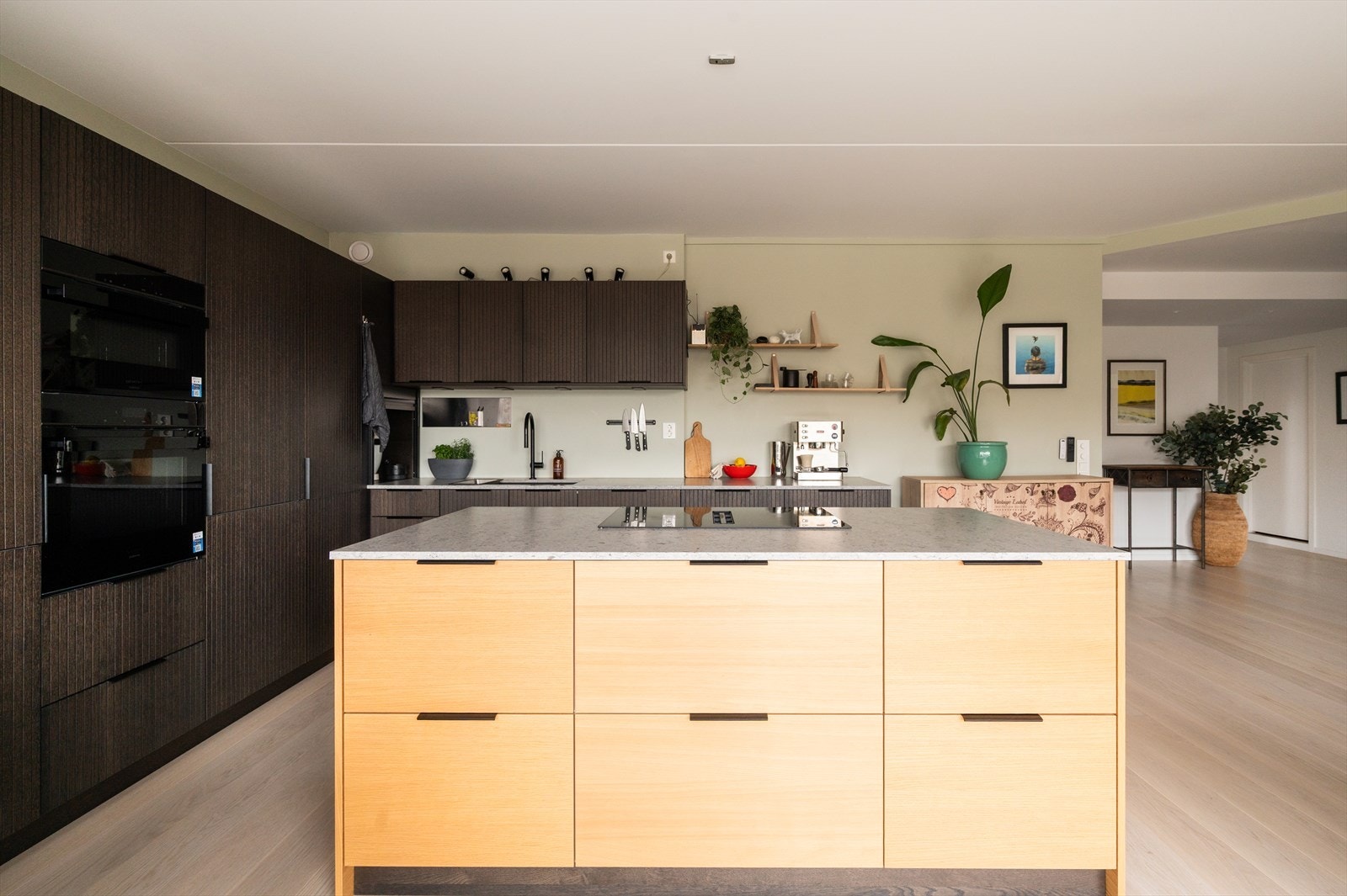 Påkostet og gjennomført kjøkken fra Kvik, installert i 2024. Galleribilde