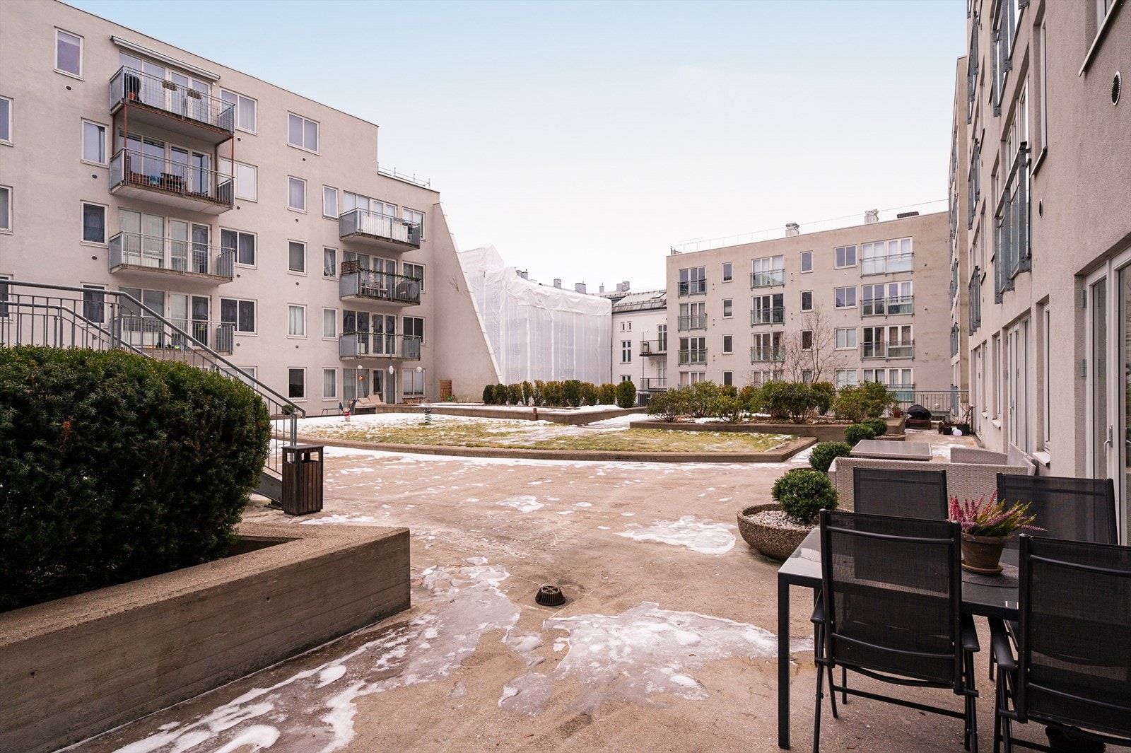 Felles gårdsrom er pent opparbeidet med sittegrupper, gressplen og ellers hyggelig beplantning. Galleribilde