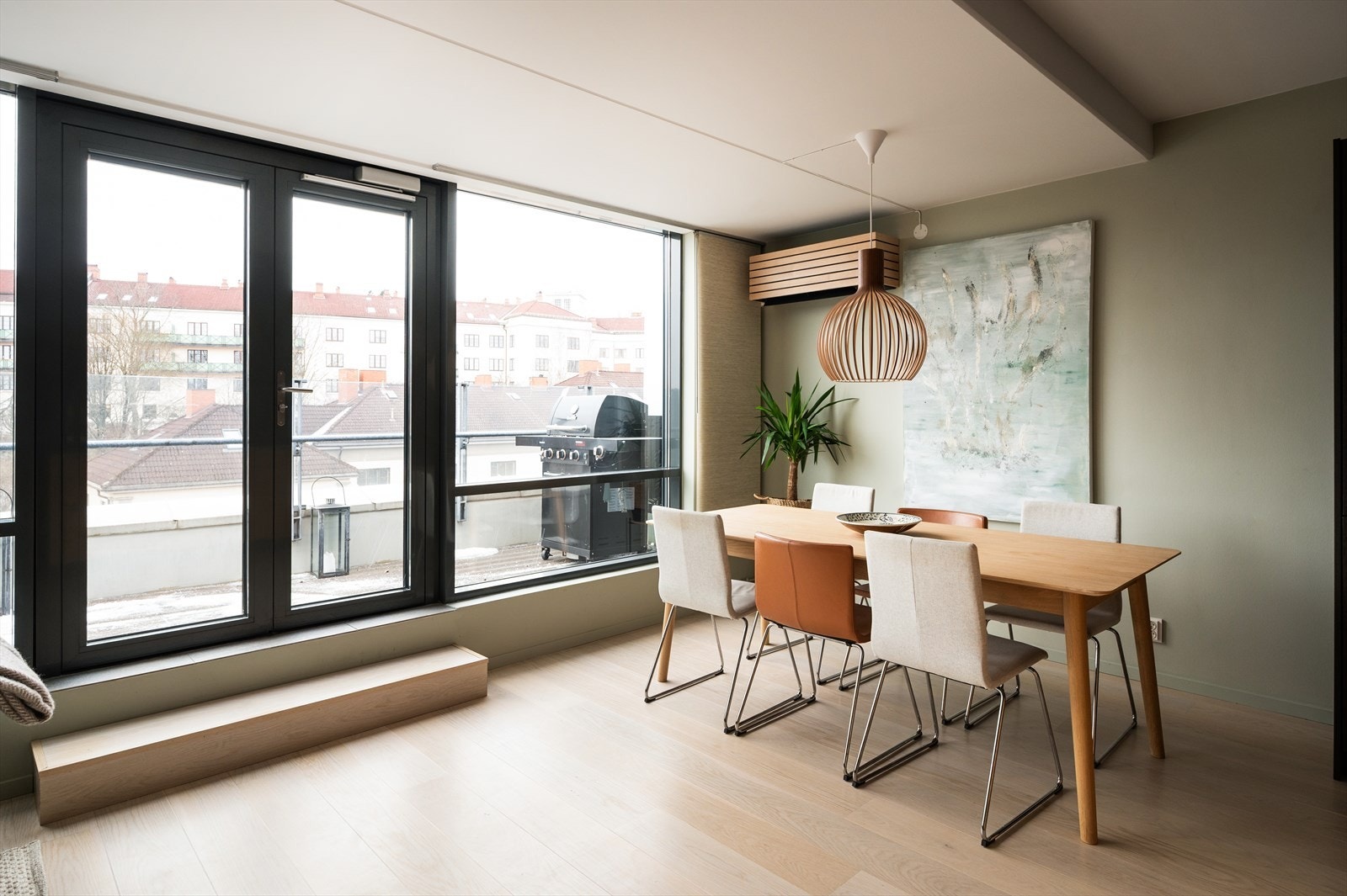 Her har man også god plass til et større spisebord for hyggelig sammenkomster. Galleribilde