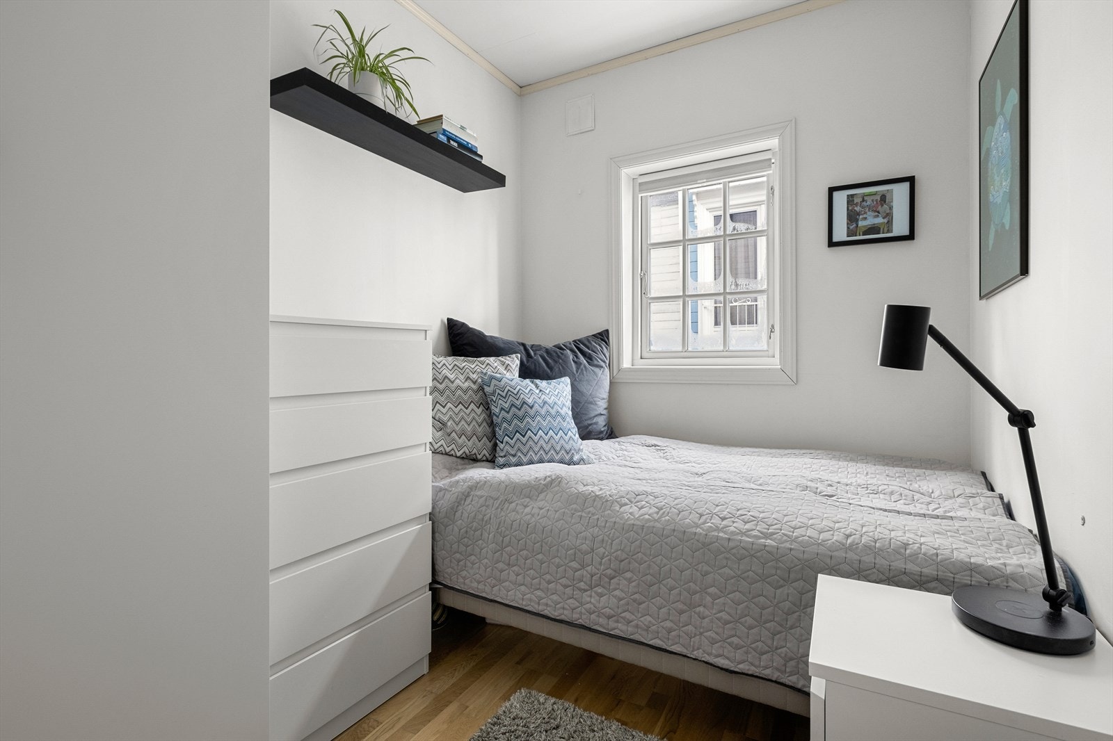 Soverom 4 er på 6,2m² med et stilrent uttrykk Galleribilde