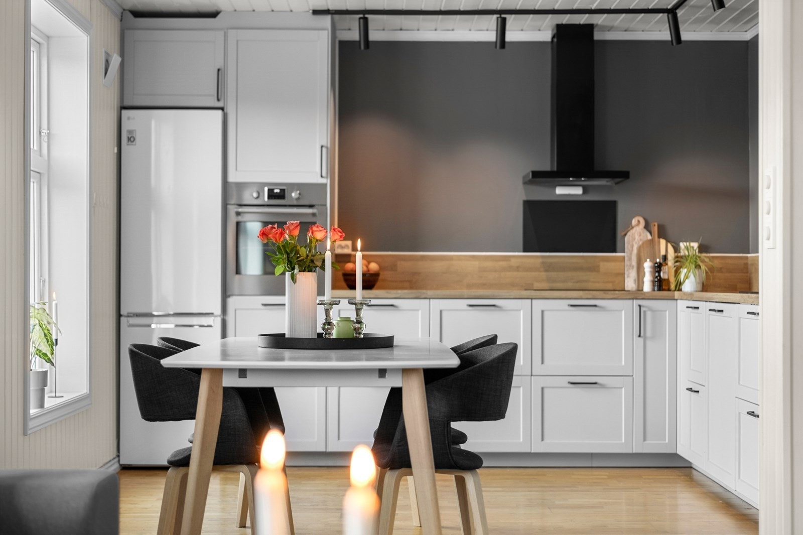 Romslig kjøkken med integrerte hvitevarer som platetopp, stekeovn, oppvaskmaskin og ventilator Galleribilde