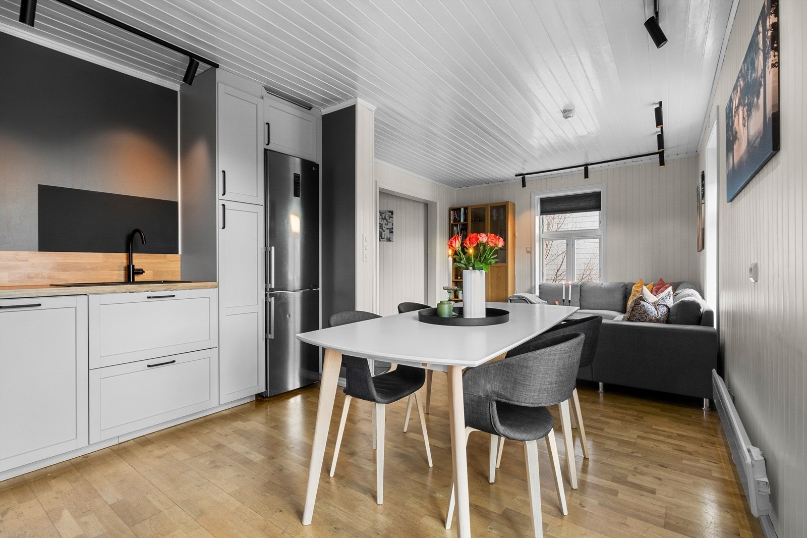 Sonen mellom stuen og kjøkkenet er perfekt for spisebord. Her er det bare å invitere til hyggelige lag! Galleribilde