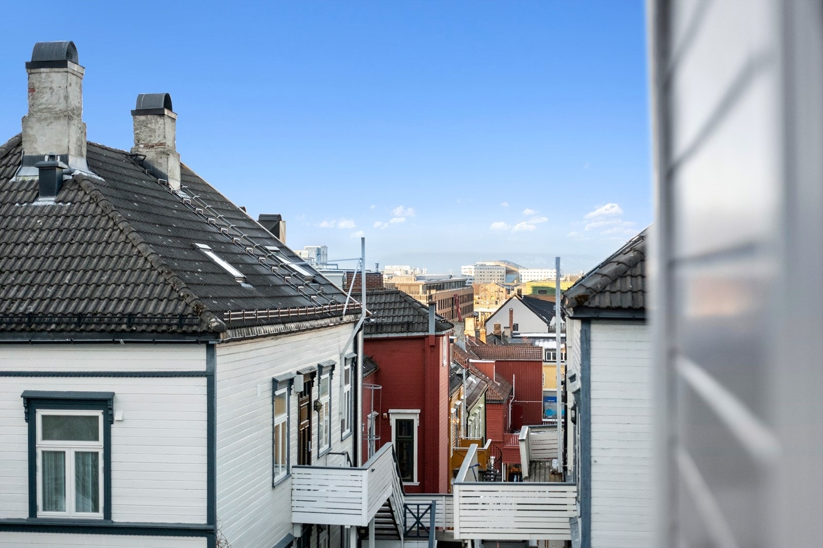 Flott utsikt mot byen og over de tradisjonelle, og godt kjente trebebyggelsen på Møllenberg! Galleribilde