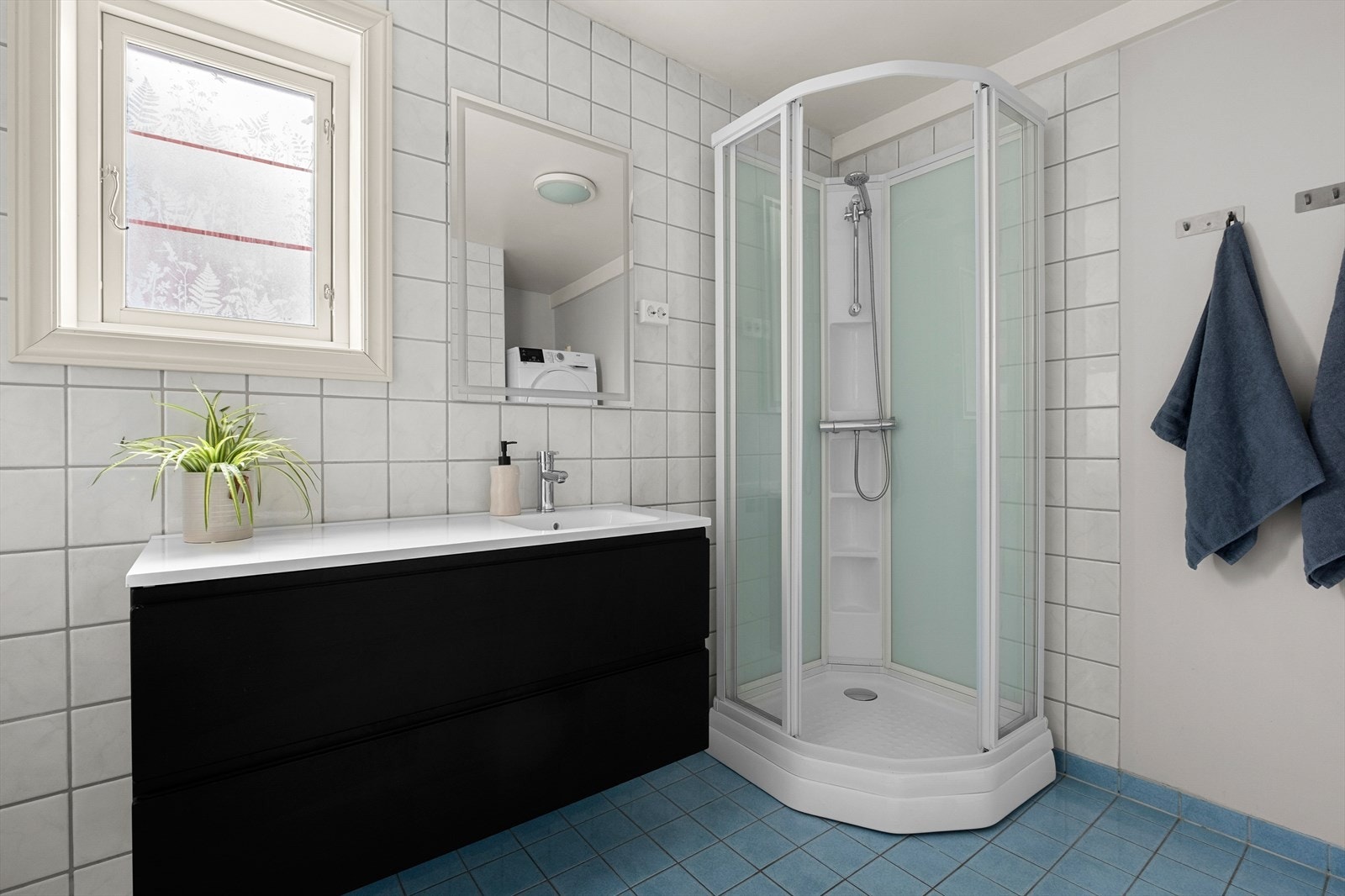 Badet er på 6,6m² med flislagte vegger- og gulv Galleribilde