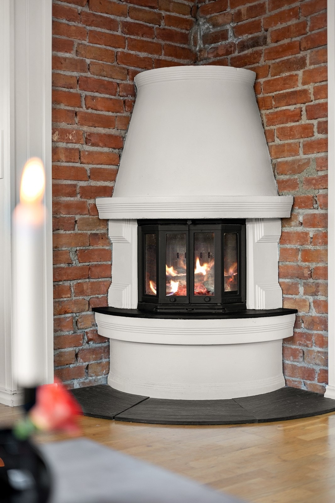 På de kaldeste vinterdager er det godt med vedfyring! Ellers er det elektrisk oppvarming i leiligheten Galleribilde