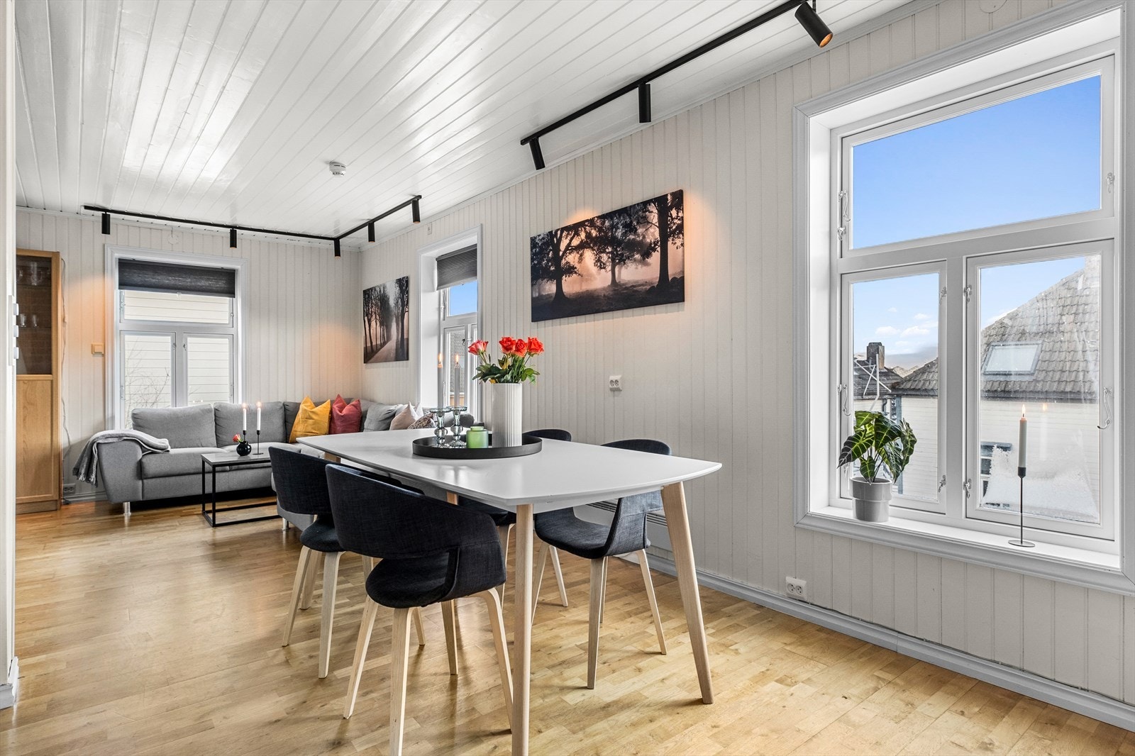 Leiligheten byr på store vindusflater med rikelig naturlig lysinnslipp. Galleribilde