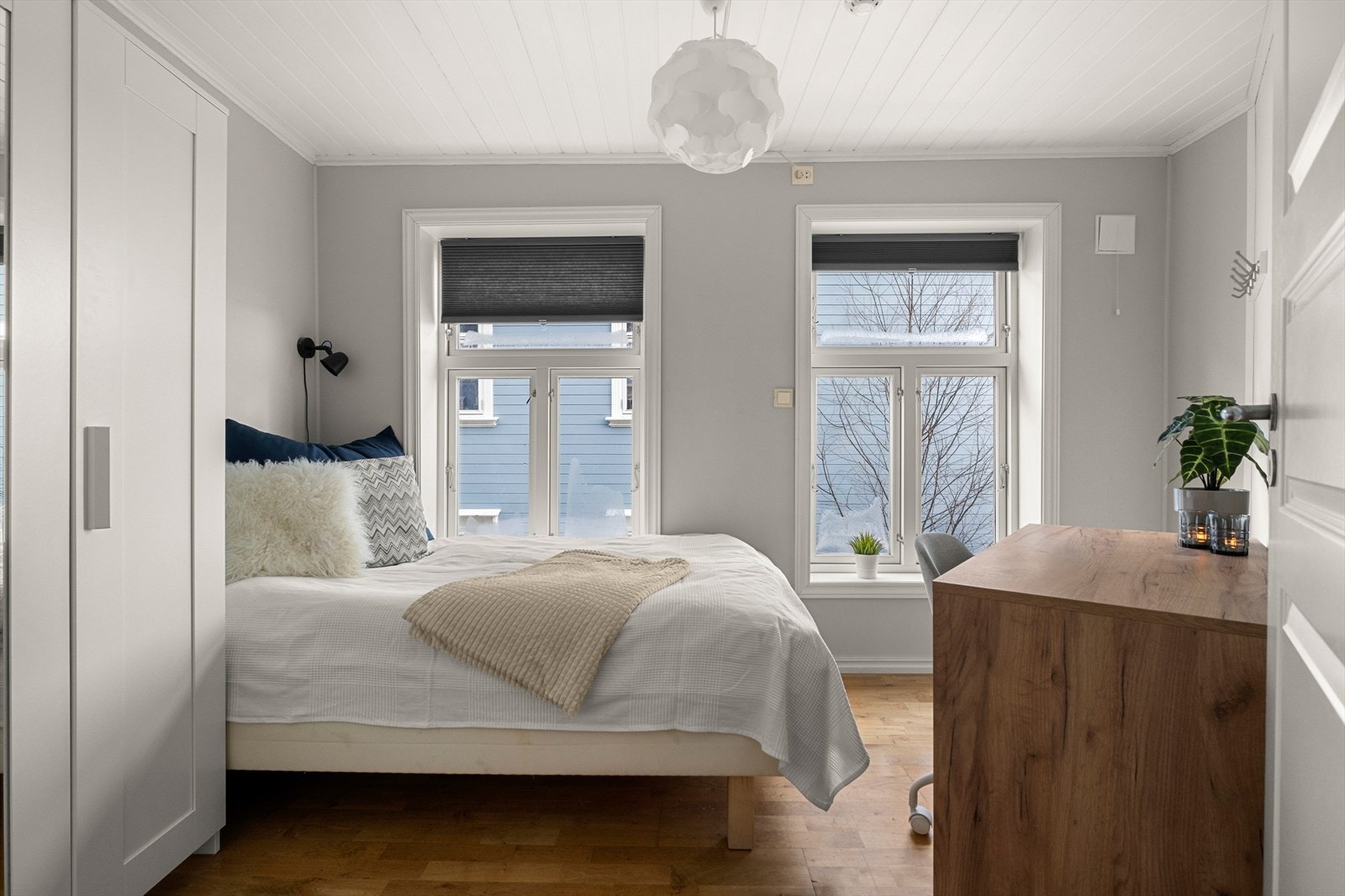 Soverom 1 er på 8,4m² og har store, fine vindusflater Galleribilde