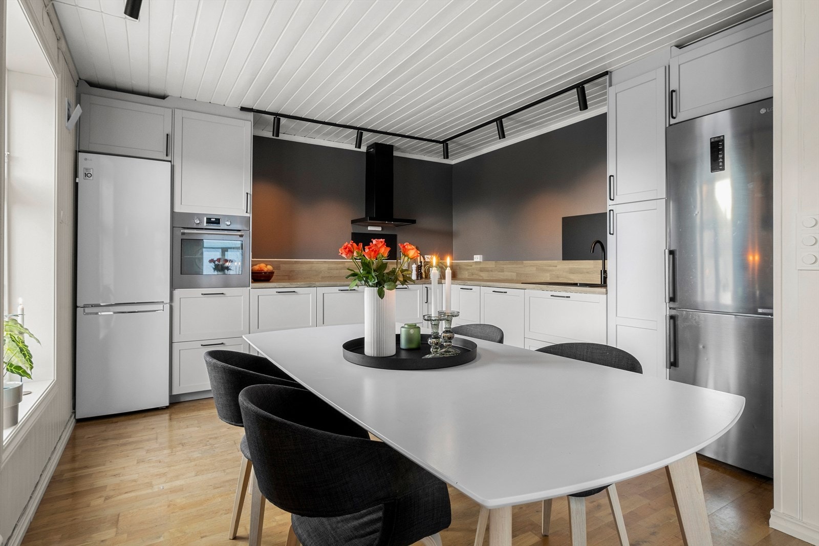 Her er det rikelig med benke- og oppbevaringsplass, med en praktisk løsning Galleribilde