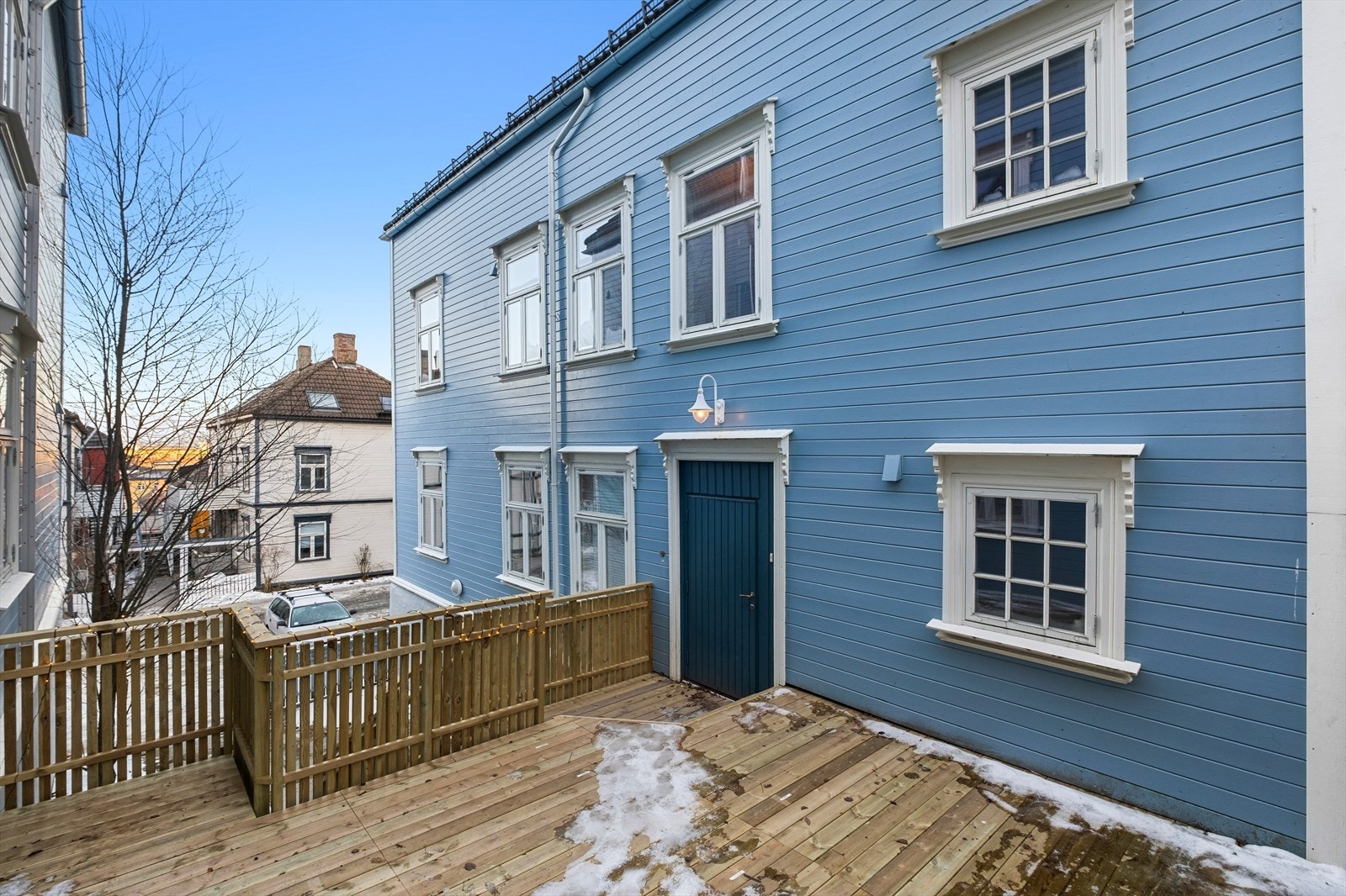 Med leilighetens beliggenhet har du kort gange til kollektivtransport og med kun ca. 5 minutter gange til Solsiden kjøpesenter. Galleribilde