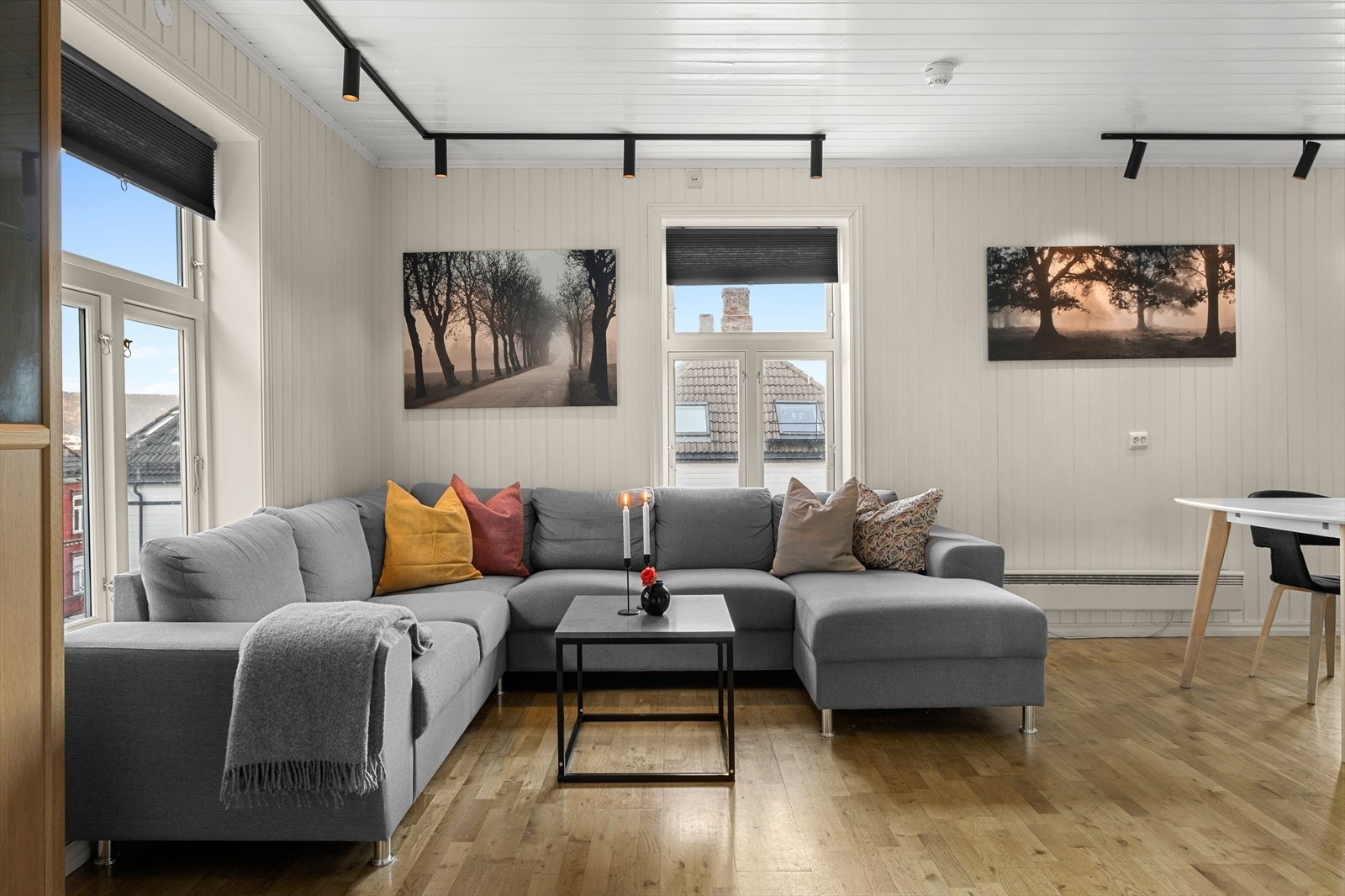 Leiligheten har en smart planløsning som gjør det enkelt å møblere. Stuen og kjøkkenet er på totalt 32m²! Galleribilde