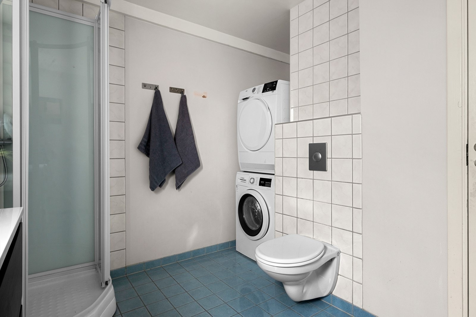 Badet byr på opplegg for vaskemaskin og servant med praktisk underskap. Galleribilde