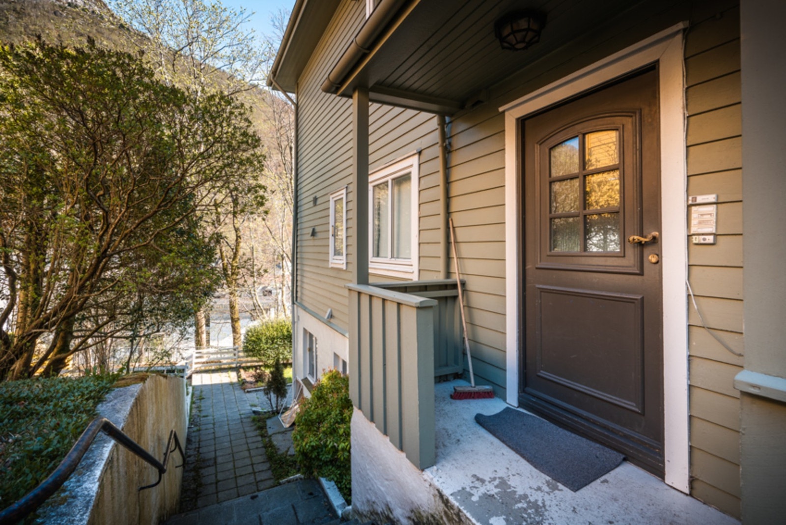 Huset har hatt godt vedlikehold de siste årene, med nytt tak og delvis ny kledning. Galleribilde