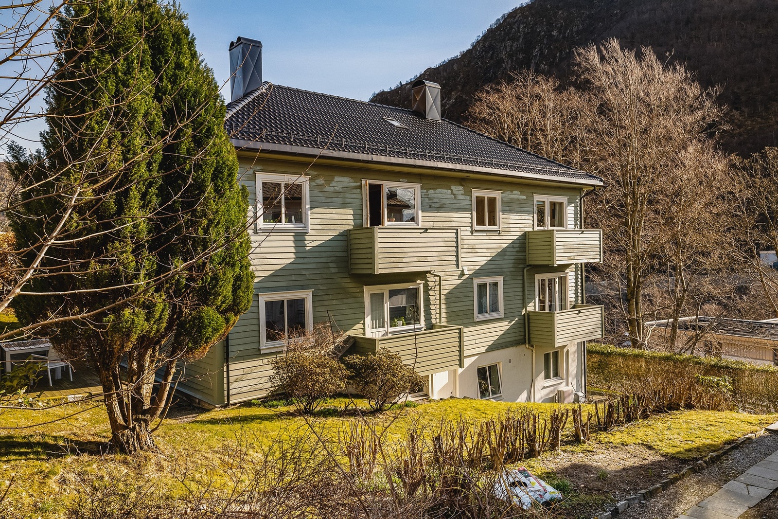 Den ligger solrikt til i Svartediket med kort vei til tur og grøntområder. Galleribilde