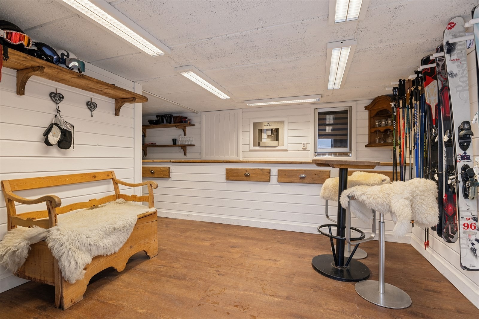 Underetasjen fungerer som en hyggelig og uformelt aktivitetsrom, og har egen adkomst fra terrassen, noe som gjør det enkelt å bruke rommet som et sosialt samlingspunkt etter en dag ute i fjellet. Med integrert kaffemaskin og vinskap for å nevne noe. Galleribilde