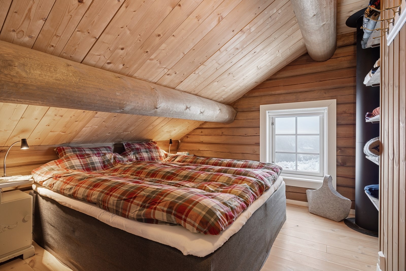 Hovedsoverommet er romslig og komfortabelt, med god plass til dobbeltseng, nattbord og ønsket møblement. Praktiske hyller og knagger gir smart oppbevaringsplass Galleribilde