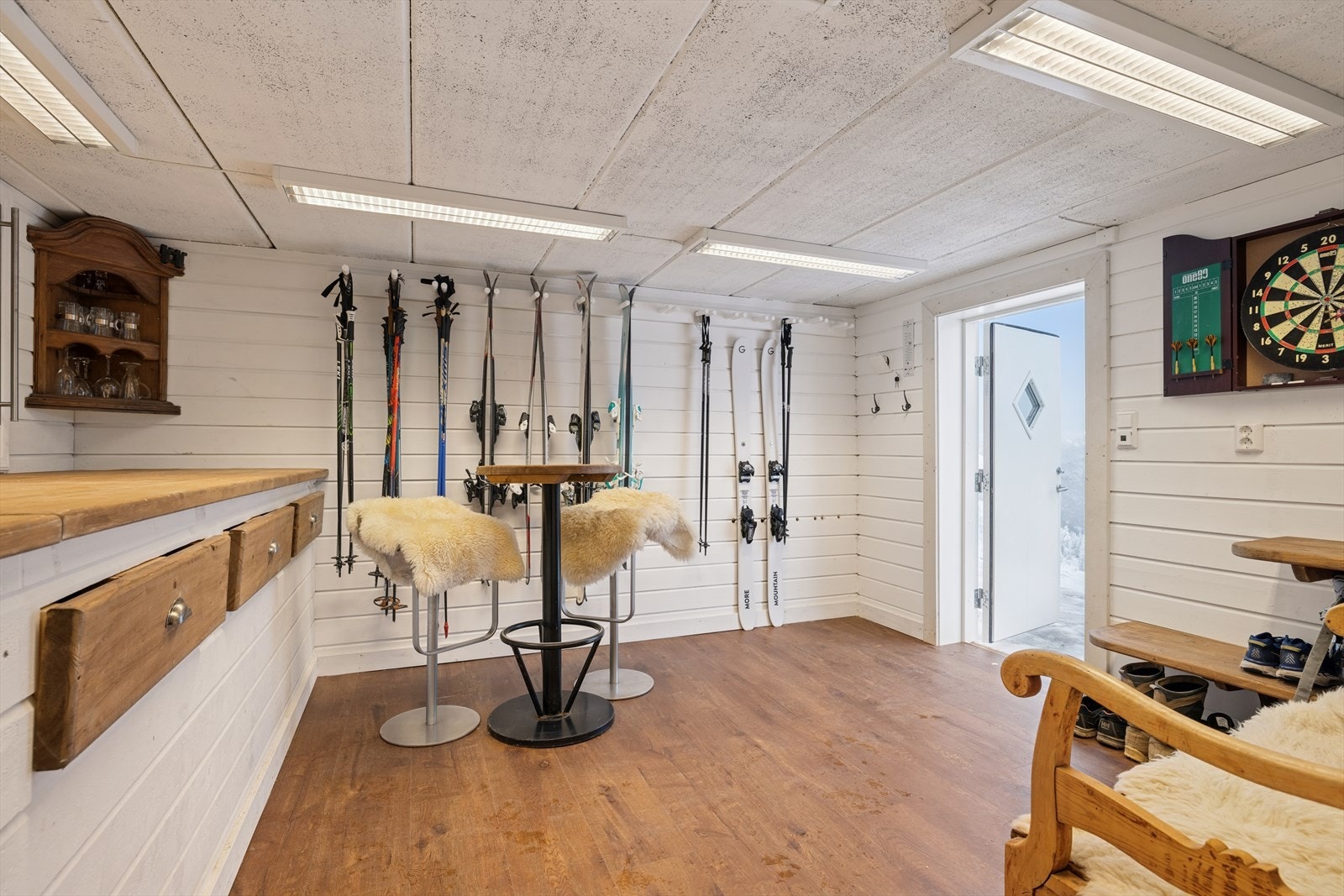 Privat afterski - Underetasjen byr på et tilleggsrom som gir hytten verdifull fleksibilitet og ekstra bruksareal - perfekt for både familie og gjester Galleribilde
