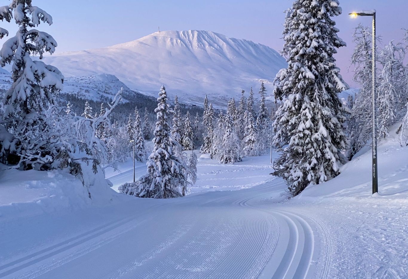 Opplev vinterens magi mens du glir gjennom 85 km med løyper, enten gjennom snøkledde skoger eller over det åpne høyfjellet. Se mer info på Gausta.com Galleribilde
