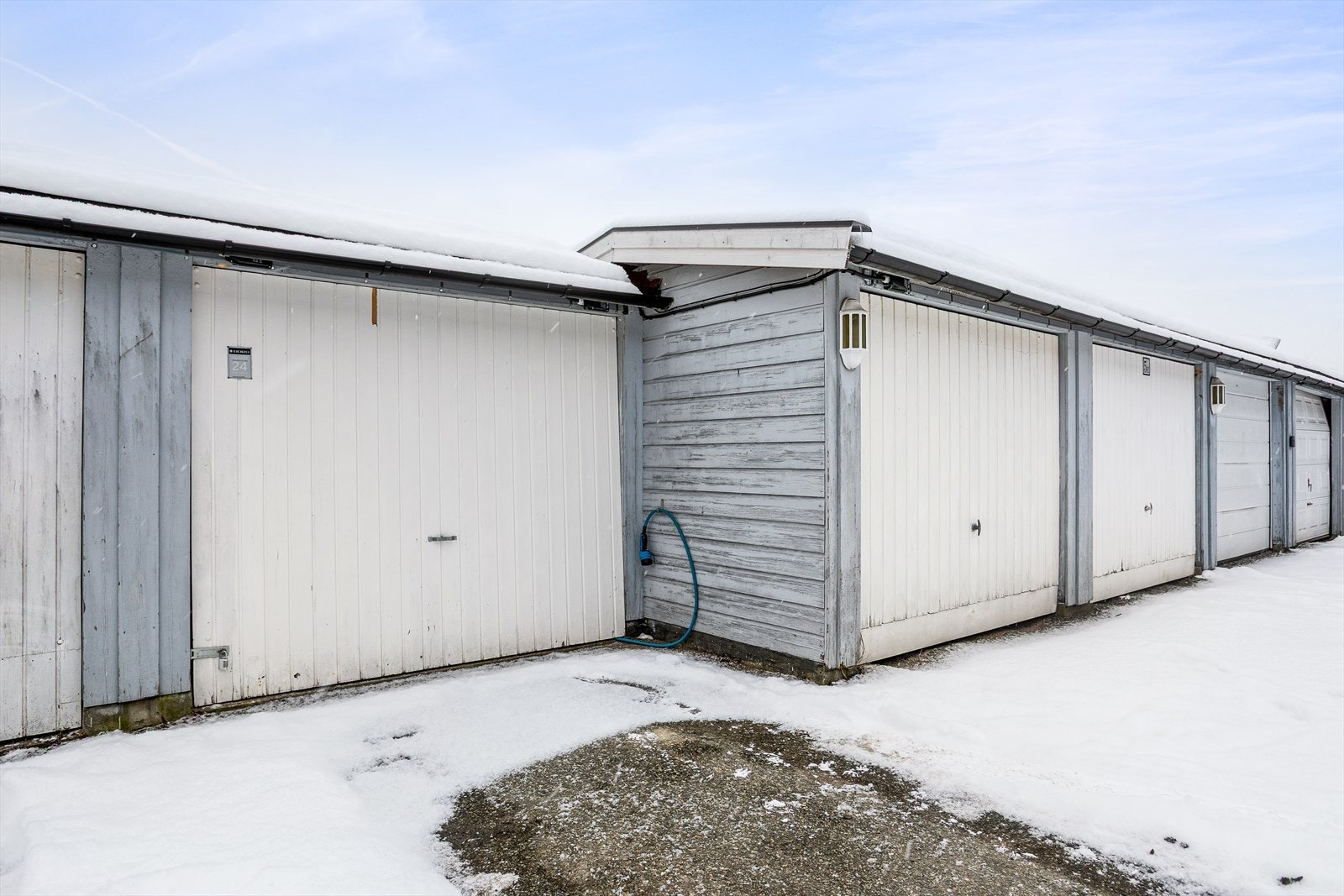 Det medfølger en garasjeplass i felles garasjerekke med elbillader Galleribilde