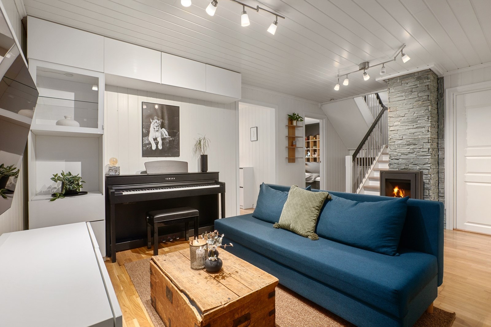 Underetasjen inneholder rom innredet som stue, 2 soverom, garderoberom, vaskerom og bad Galleribilde