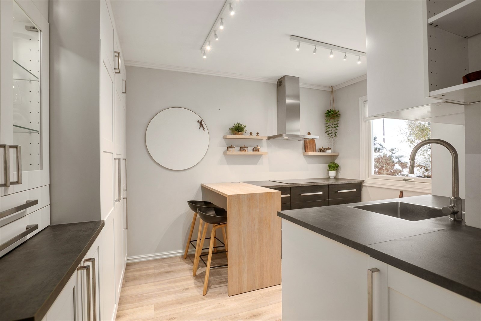 Huset har et flott kjøkken fra 2016 Galleribilde