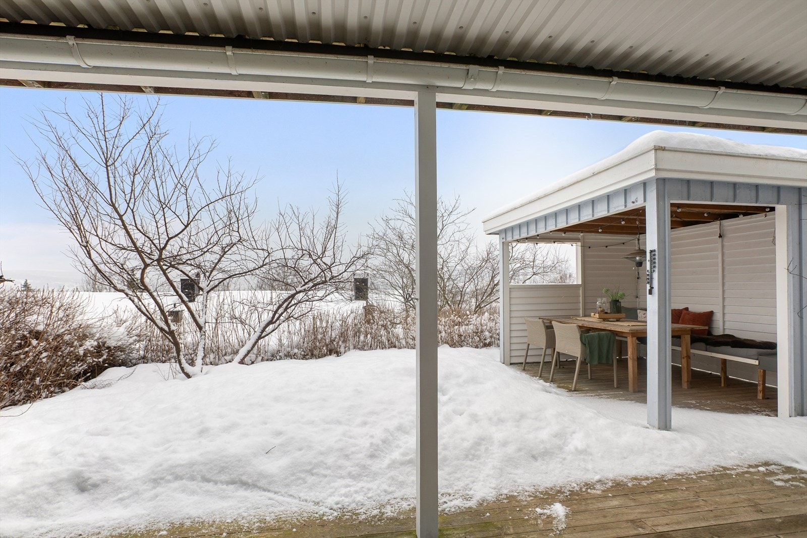 Fine terrasseområder med takoverbygget utestue Galleribilde
