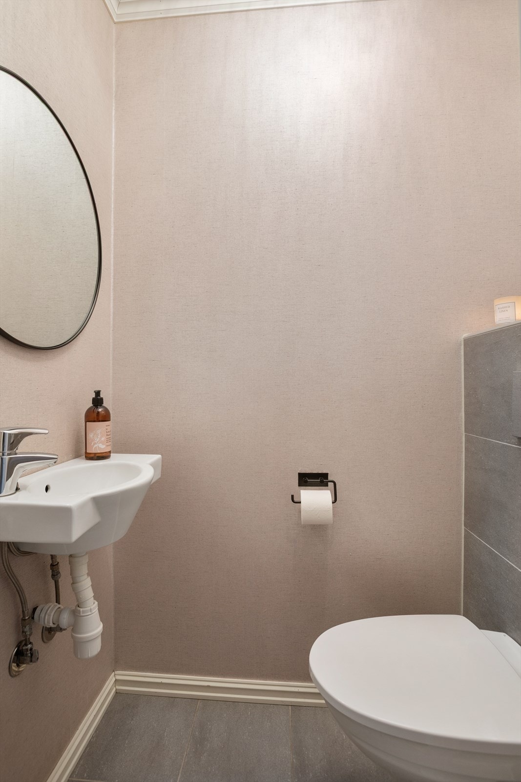 Separat toalettrom med flis på gulv med varmekabler Galleribilde