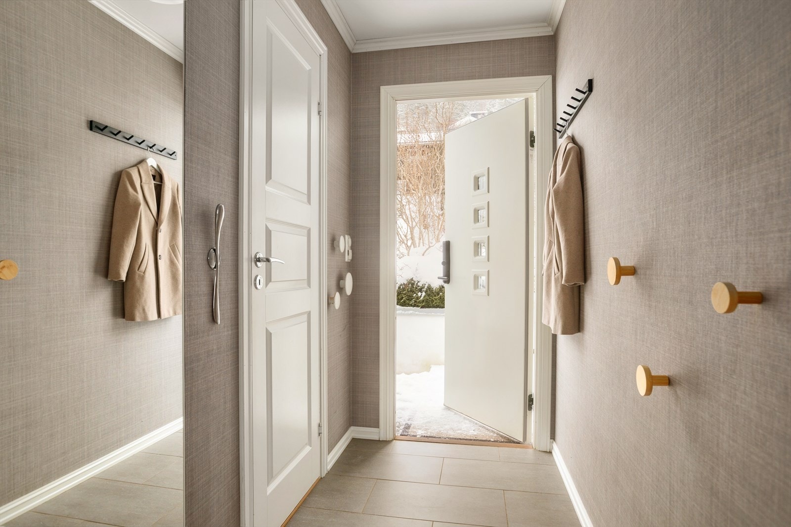 Flislagt hall med varmekabler - ytterdør (2012) med praktisk kodelås Galleribilde