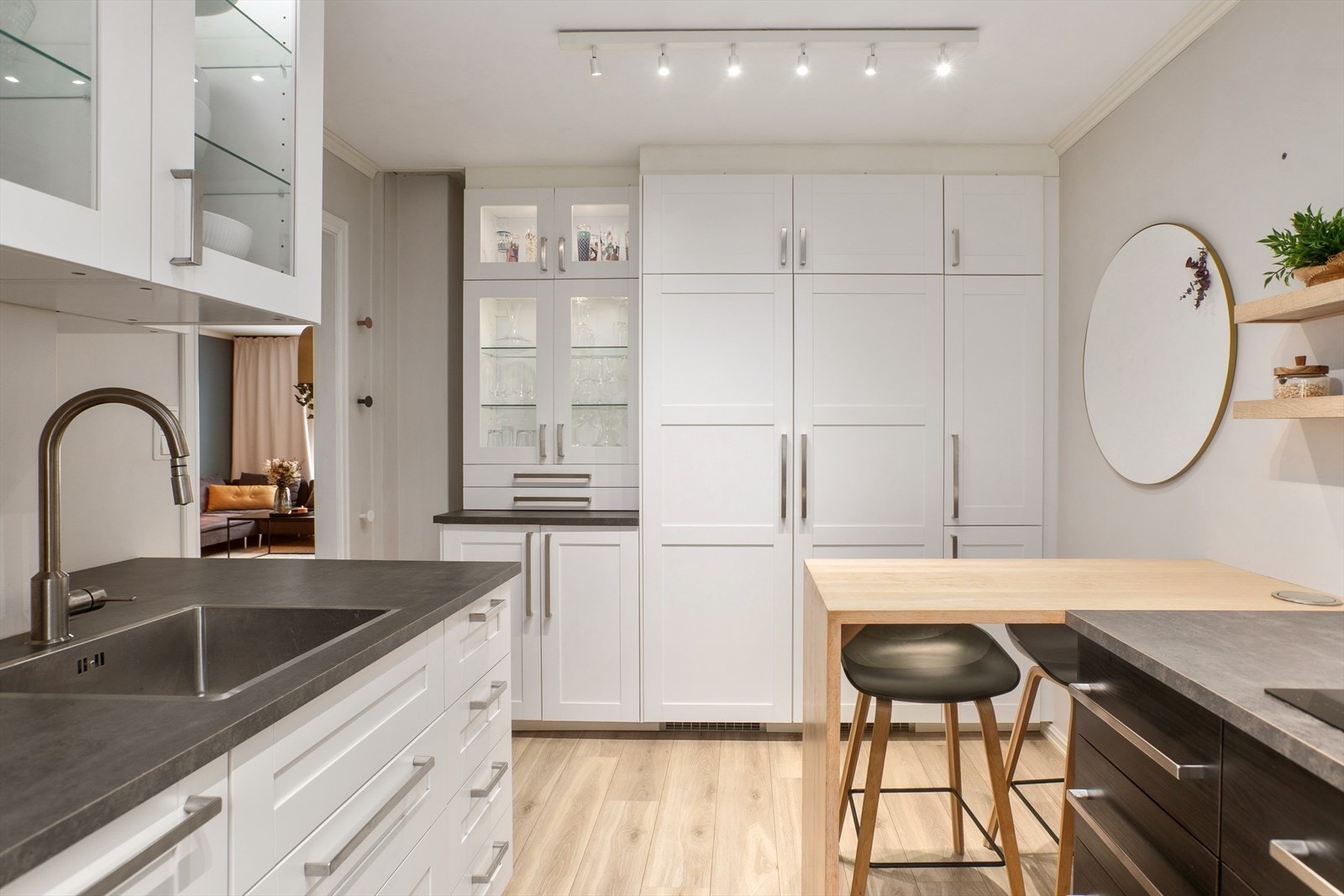 Kjøkkenet er velutstyrt med rikt med skap- og skuffeplass Galleribilde