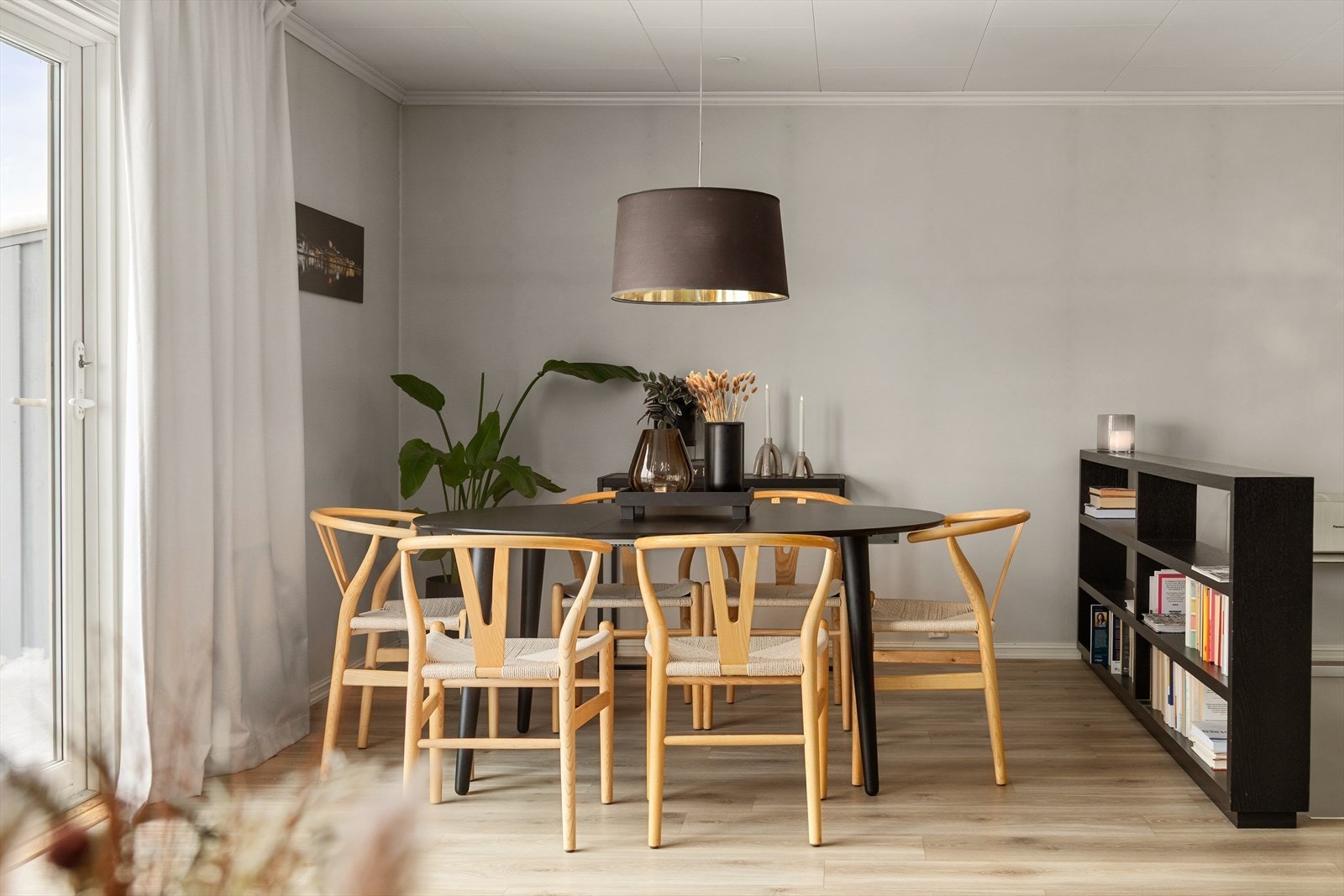 Ved spisestue er det utgang til veranda Galleribilde