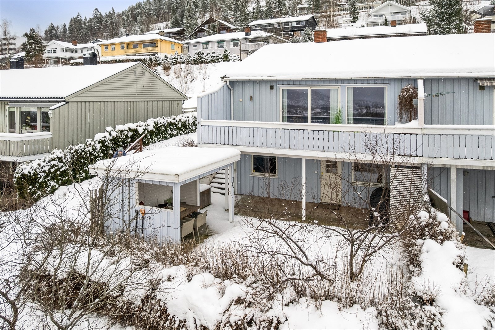 Boligen ligger som enderekkehus og har god intern beliggenhet Galleribilde